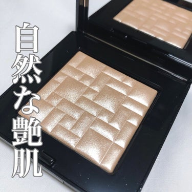 BOBBI BROWN　ハイライティング パウダー　33ハニーグロウ

自然なツヤ肌を作りたい方におすすめのハイライトです。ギラギラしすぎていないし、黄みにも青みにも寄っていないニュートラルなカラーなの