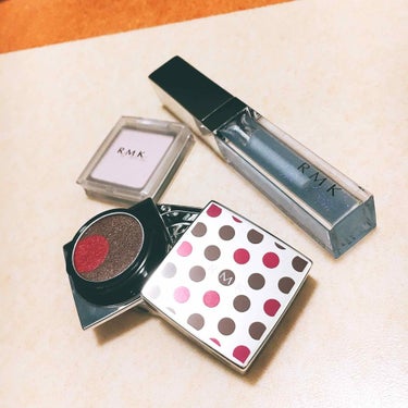 RMK カラーポップアイズ  04◎*。

まずもう見た目がめっちゃ可愛い💕✨
ピンクとシルバーのキラキラがびっしり詰まっていて、お目目に載せるとキラキラ発色して綺麗です☺️
発色もこのままの発色で瞼に