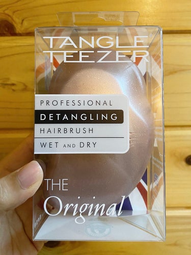 美髪目指して✨（良過ぎてリピ買い、再投稿）

【使った商品】
TANGLE TEEZER　ザ・オリジナル ノーマル　シャンパンロゼ

【商品の特徴】
もつれた髪を引っ張ることなくスムーズにときほぐし、ブラッシングで輝く髪へ導くヘアケアブラシ
長短2段の特殊なブラシ構造で、長い毛先が髪のもつれを解消、短い毛先が髪の表面を艶やかに磨く
柄がなく手で握り込む形状は髪や手に負担をかけないデザイン
スルッと軽くとかせるので、ブラッシングによるキューティクルのダメージを軽減し健やかな髪へ
濡れた髪、乾いた髪の両方に使え、毎日のブラッシングに適してる

【使用感】
丸みのある可愛いフォルム
LIPSで購入
柄がないからお出掛け用や持ち歩きに最適
軽いから扱いやすい
髪の毛が絡まず解かせる
2段構造のブラシがいい！頭皮が気持ちいい
広がりが減ったて、サラサラになった気がする
継続したら美髪になりそう✨

 #今月の購入品 の画像 その0