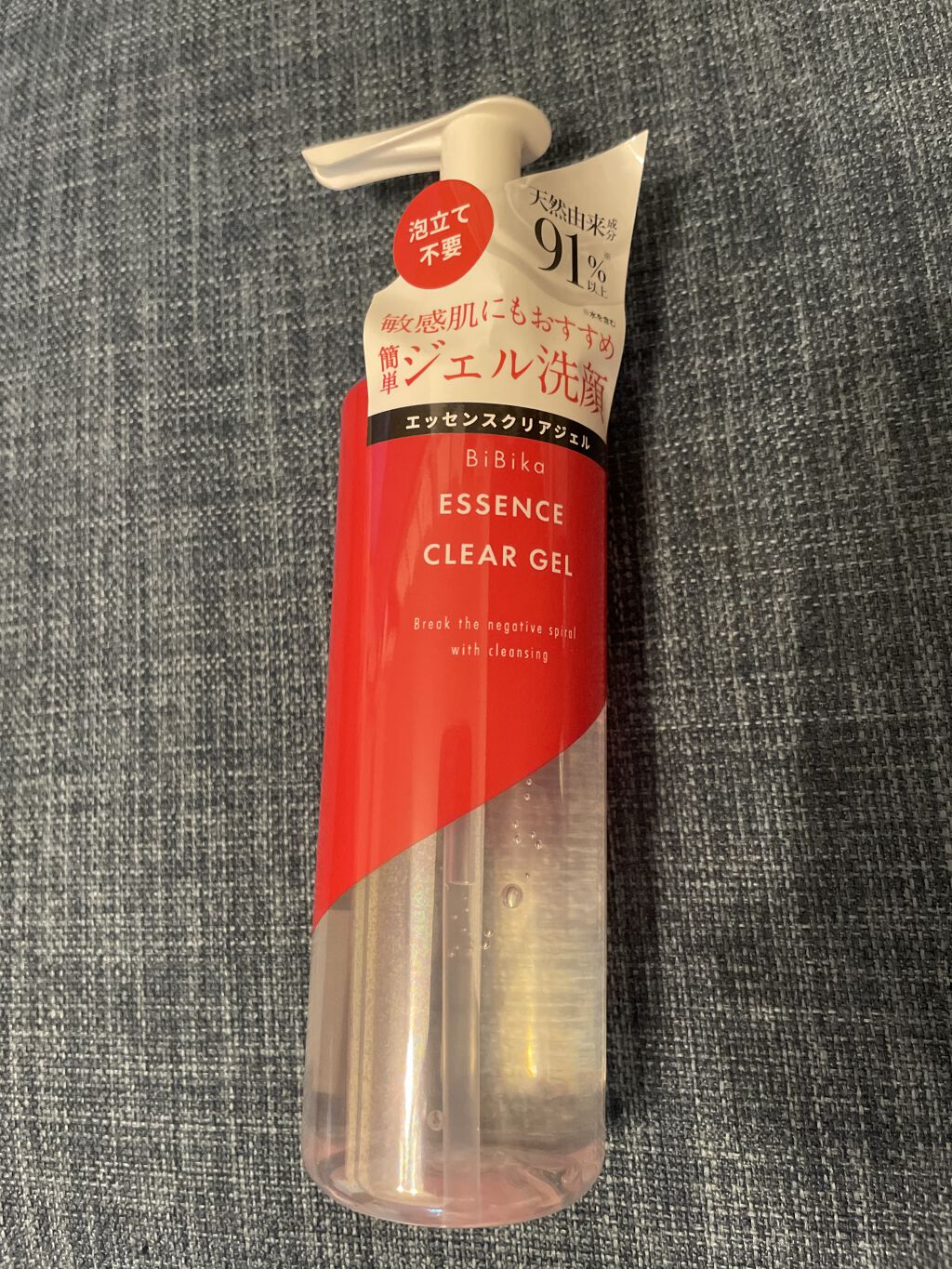 今回初めてジェル洗顔を使ってみたのですが、忙しい朝でも泡立てる時間が省けてとても良かったです！最近は泡洗顔にしていたのですが、どうしても洗えた感覚がなく、これで良いのか…？と思っていました。でもこのジェル洗顔なら洗えた感じがちゃんとあります