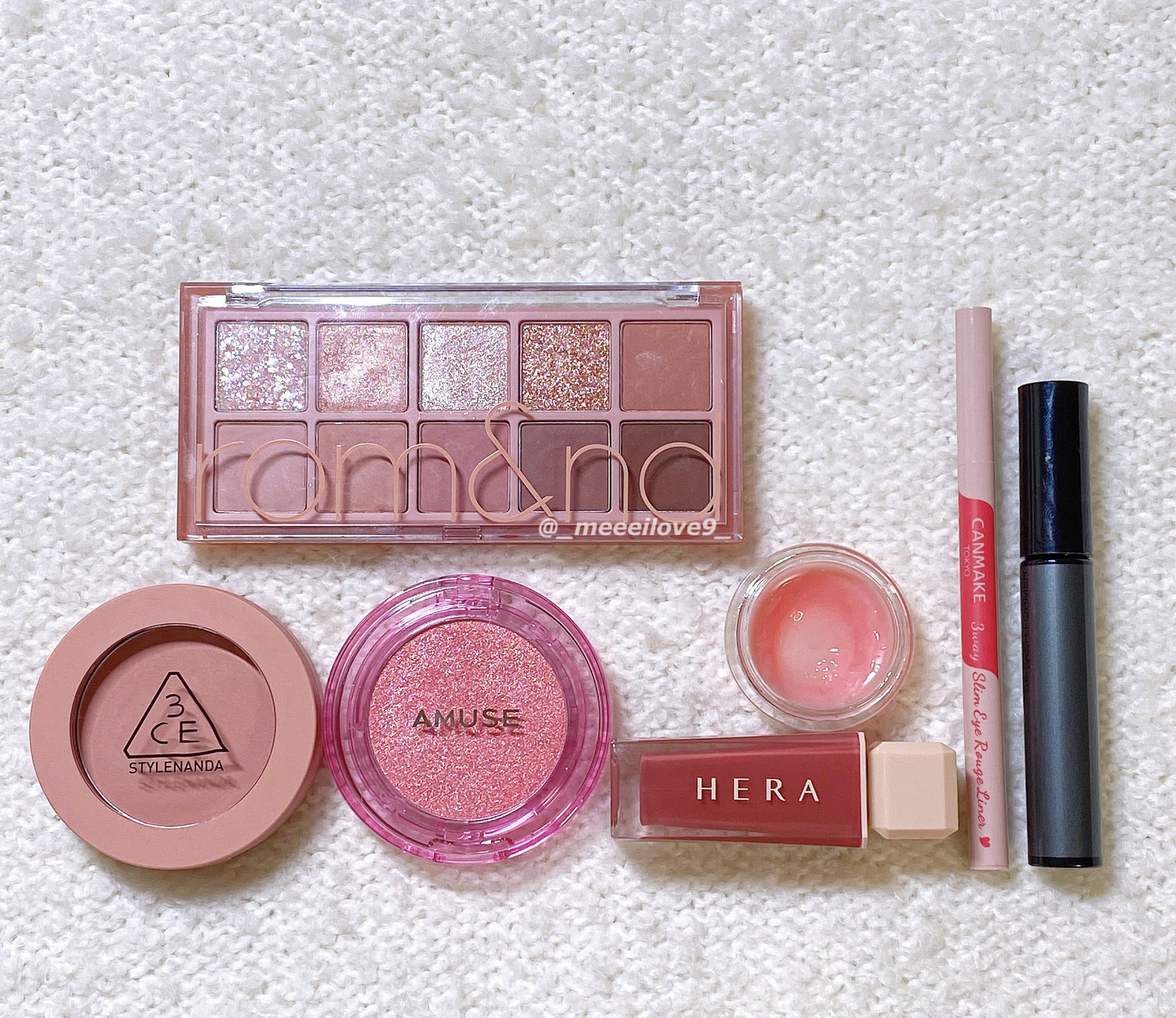 【今日のメイク】
冬のキラキラピンクメイクをしました🩷✨

♡ ロムアンド　ベターザンパレット
03 ローズバッドガーデン　　◯ブルベ夏◯
左から2番目のマットピンクを塗る
上段の真ん中、シルバーラメをたっぷりのせる！

♡ キャンメイク