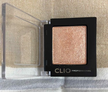 CLIO プロ　シングルシャドウ　G10
有名な色だけあってめっちゃ可愛い
粒の一つ一つがキラキラしててなんか反射具合がとてもいい！蓋も開けやすいのが◎