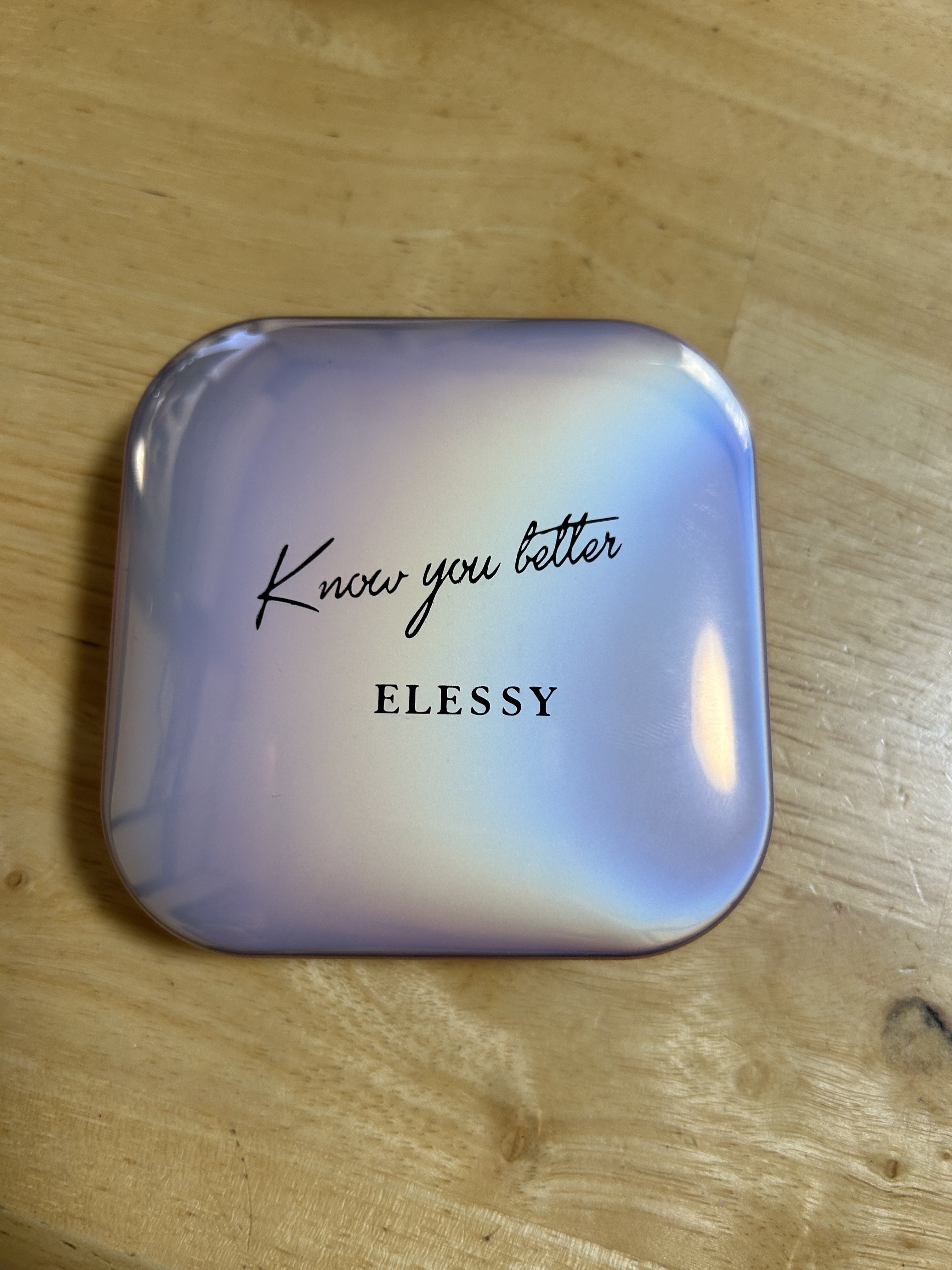 ELLESYのハイライトです。02番です。

本当にツヤツヤで可愛いです。中国コスメ？なので肌荒れしないか心配だったのですが、無傷です。
指で塗るとラメが散るのでブラシで塗るのがおすすめです。
大容量なので一生なくなる気がしません。
Qoo