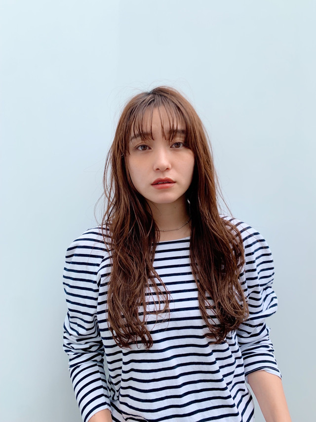 パーマをかけたロングヘア