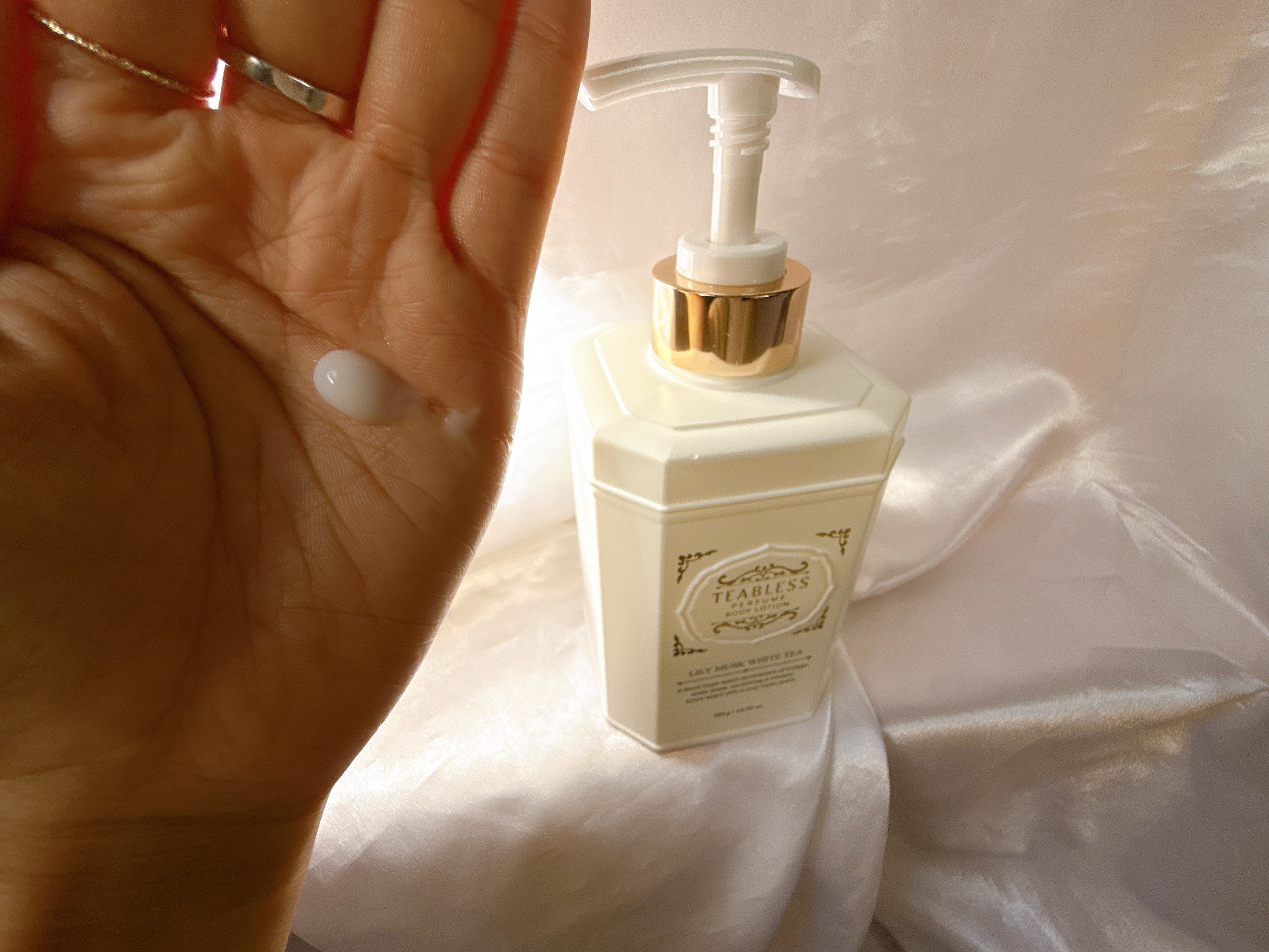 パフュームボディローション リリィムスクホワイトティー/TEABLESS/ボディローションを使ったクチコミ（2枚目）
