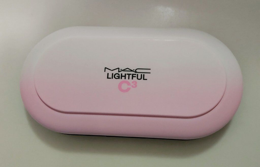 桜色が可愛らしいパッケージです。

ファンデーションは元々パウダー派ですが、こちらは重ねても厚塗り感がなく、肌が綺麗に仕上がります◎

同シリーズの下地を合わせて使うと更に良かったです。


M・A・C
ライトフル C３ ナチュラル シルク