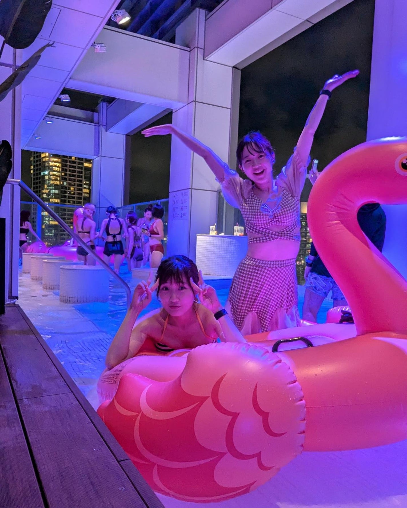 なむそむ on LIPS 「🌃✨念願の!ナイトプールぅ!💕前から気になってた、渋谷のMIY..」(6枚目)