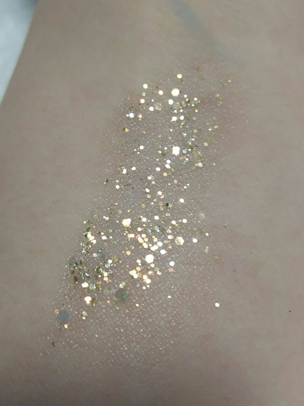 グリッタージェルベリオネア/ColourPop/グリッターを使ったクチコミ(3枚目)