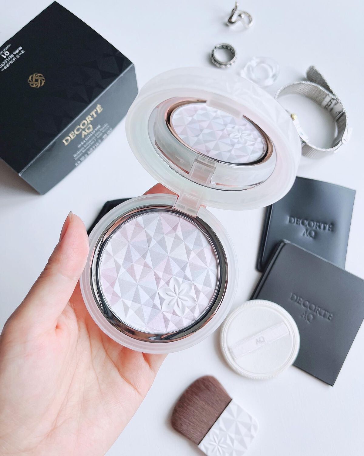 コスメデコルテから
6色の見た目も綺麗で
多彩なコントロール機能を持つ
フェイスパウダーが新発売💓
⁡
『AQ オーラ リフレクター』
⁡
✿ 01 crystal lavender
✿ 02 light mix
✿ 03 sakura 