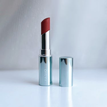 【FASIO】

ヒトヌリ ルージュ 
07／テラコッタ


気になっていたヒトヌリ ルージュ💄

07のテラコッタカラーをチョイス。

ブラウン感も感じる落ち着いたボルドーカラーで
とても使いやすくメイクも合わせやすい✨


ティッシュオフ前はツヤもオイル感もあるけど
ティッシュオフ後はマットでは無いけど
ベタつきがあまり感じない質感💡

私には乾燥をあまり感じにくく
使い心地がとても良かったです。

擦れにも強く今後も間違いなく愛用🩷


飲食をすると多少落ちるけど若干色が残る感じ。

落ち具合はvisseから出ているネンマクルージュと
あまり大差ないような感じで
質感の好みでネンマクルージュかヒトヌリ ルージュかで分かれる印象💡💡

※最後の画像にネンマクルージュとの
ツヤ比較画像があります


どちらも好きだけどマスク生活には
ヒトヌリ ルージュがすごく好きでした🔅


#FASIO #ヒトヌリルージュ #テラコッタ 
#ファシオ_リップ  #推しコスメを語ってPLになろう 
 #新入りコスメ本音レポ の画像 その1