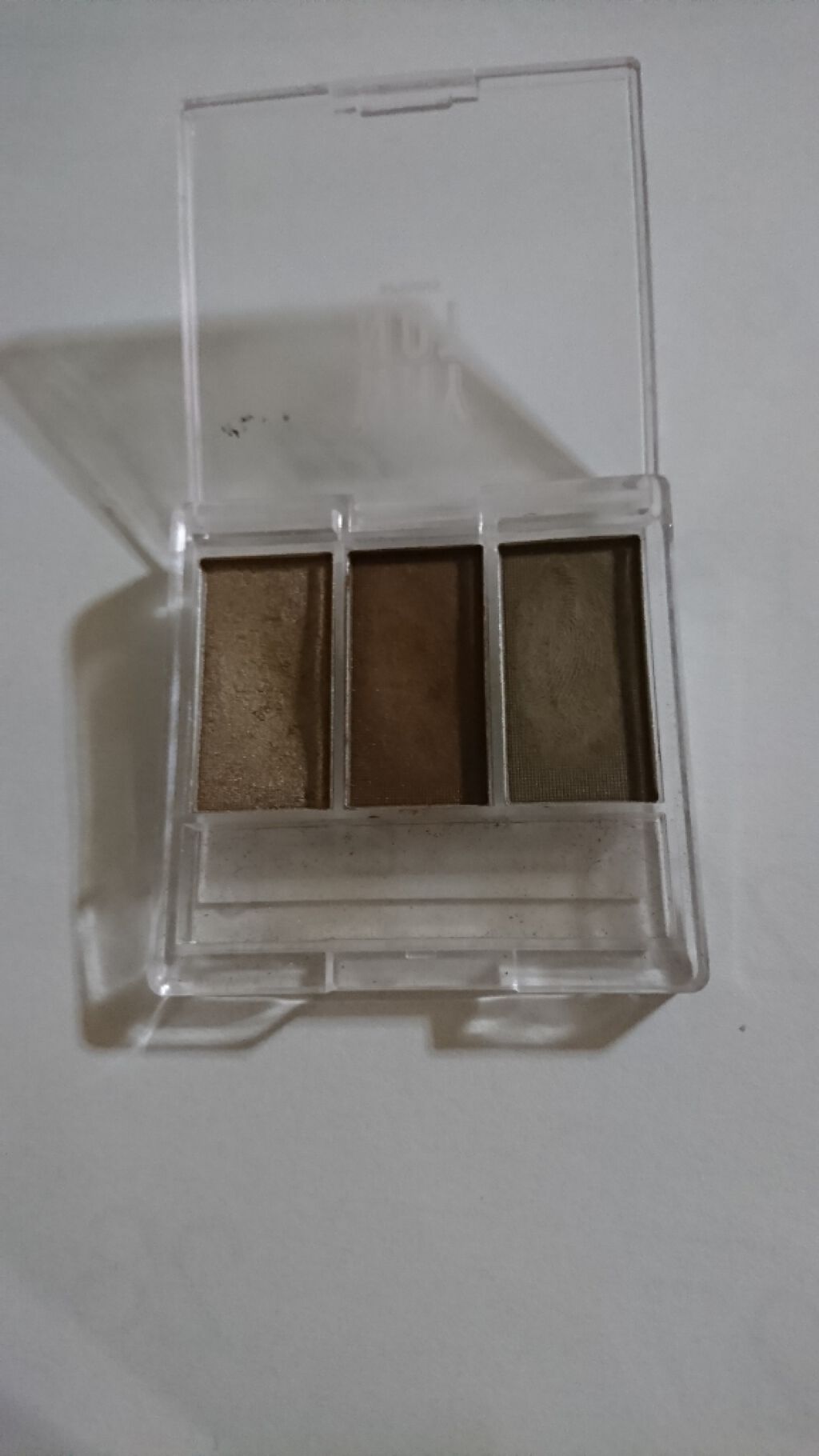 supreme_gloss_624 on LIPS 「一番左のアイシャドウはとても艶がすごくてハイライトにつかえます..」(2枚目)