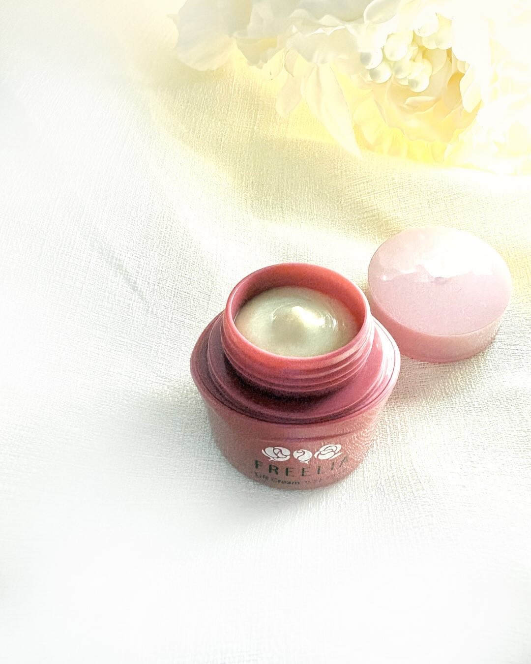 コープ フリーリア リフトクリームのクチコミ「バラの香りのフリーリア🌹

保湿成分として
バラ花びらエキス*¹を配合

濃密な質感が特長のリ.....」（3枚目）