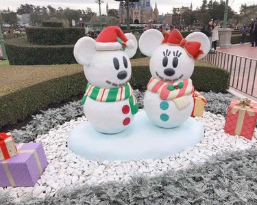 ディズニーネイル💅

といってもディズニーのキャラとかはないけど😅

ディオールの一昨年の限定クリスマスコフレのネイルを使いました！コレ💅すぐに乾くので本当にオススメです！！高いけど、すぐどっか触る私で