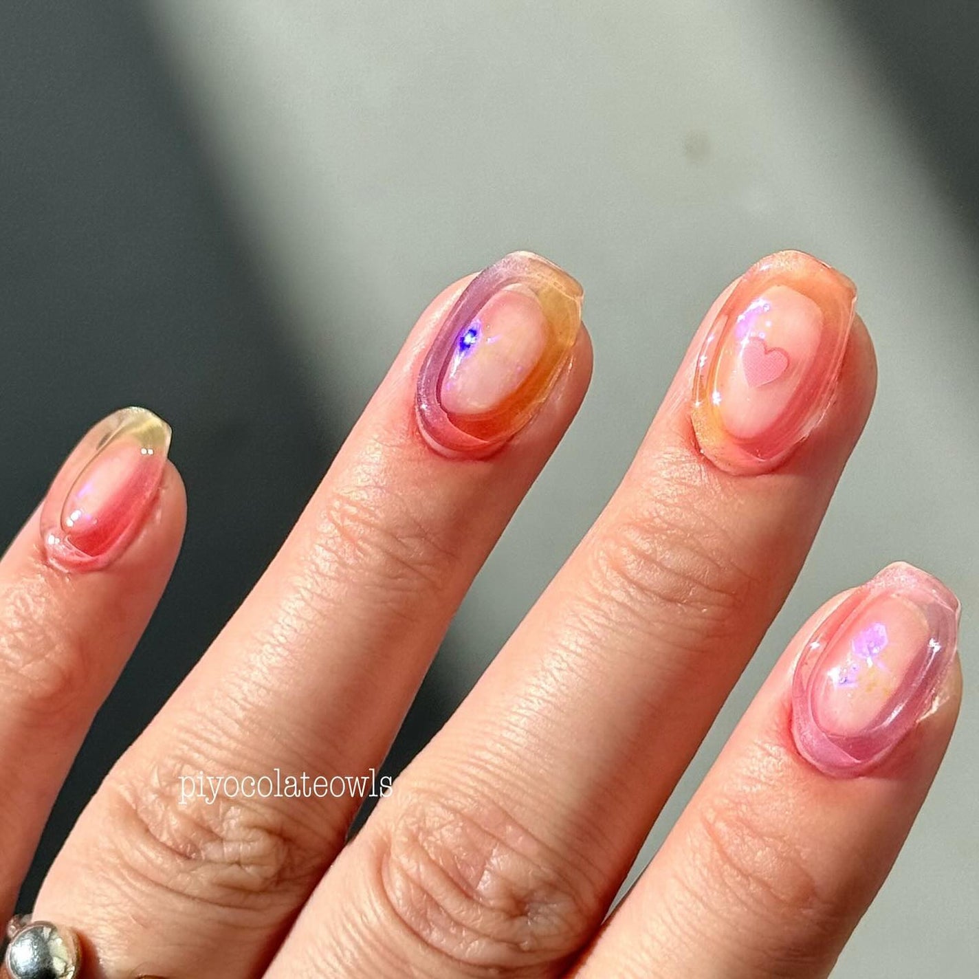 ぴよこれいと あうるす on LIPS 「左手はチークネイルの褪色を試したくて実験。お花を作る気力は無か..」(4枚目)