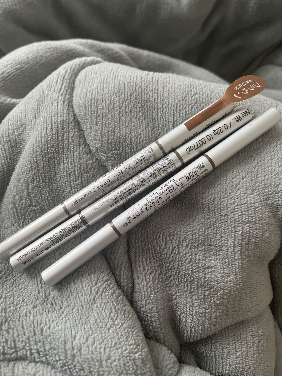 何回リピしたか分からないくらい何年も愛用してます！

持ちやすく描きやすく発色がめちゃくちゃ良い。
暗いカラーしかないから明るい髪色の人には合わないけど、黒髪〜自然な茶髪には合う。

スクリューブラシ付きでぼかしやすいけど、
やっぱり濃いか