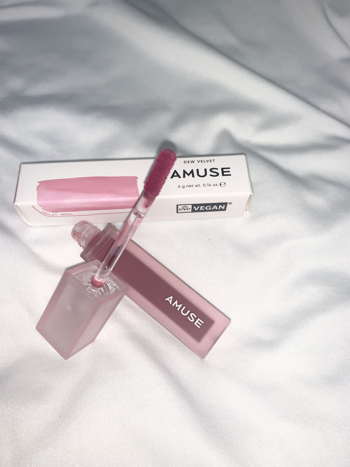 前にも少し紹介した
AMUSEのデュー ベルベット

これの色持ち良すぎて
かなり頻繁につかってる！！！

食事してもマスクにあたっても
ほとんど落ちない！

乾燥というか突っ張り？みたいなの気になる時はあるので、上からリップクリームぬるけ