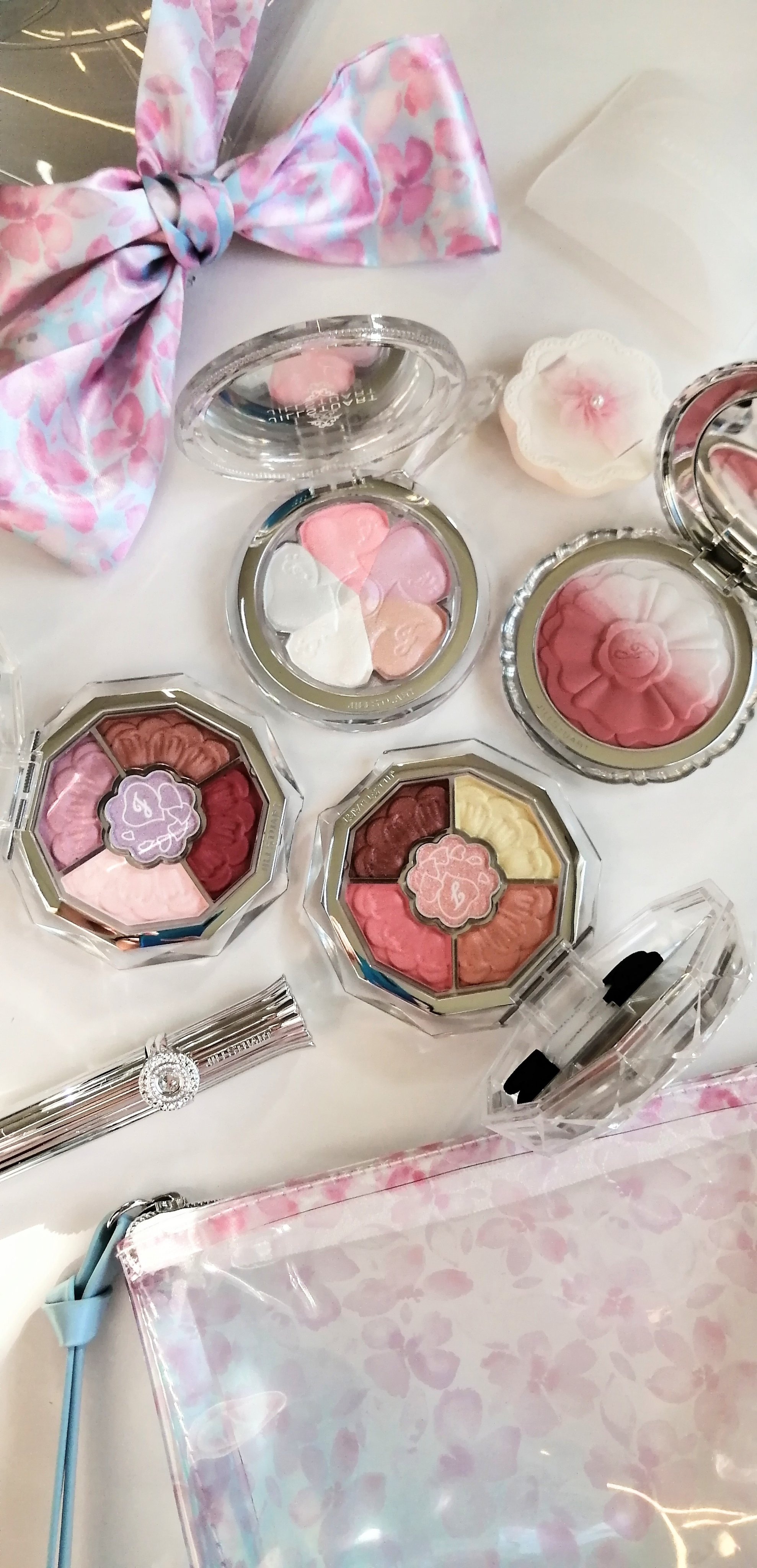 【夏の花びら嵐やってくるか？】ジルスチュアートの夏コレが可愛すぎて大問題

ついに出たジュエルドブーケの限定。
まんまとピンクと黄色が可愛くて諦められずに2種類とも買ってしまったではないか。

実は今回実物見れることなくノールックで買ったか