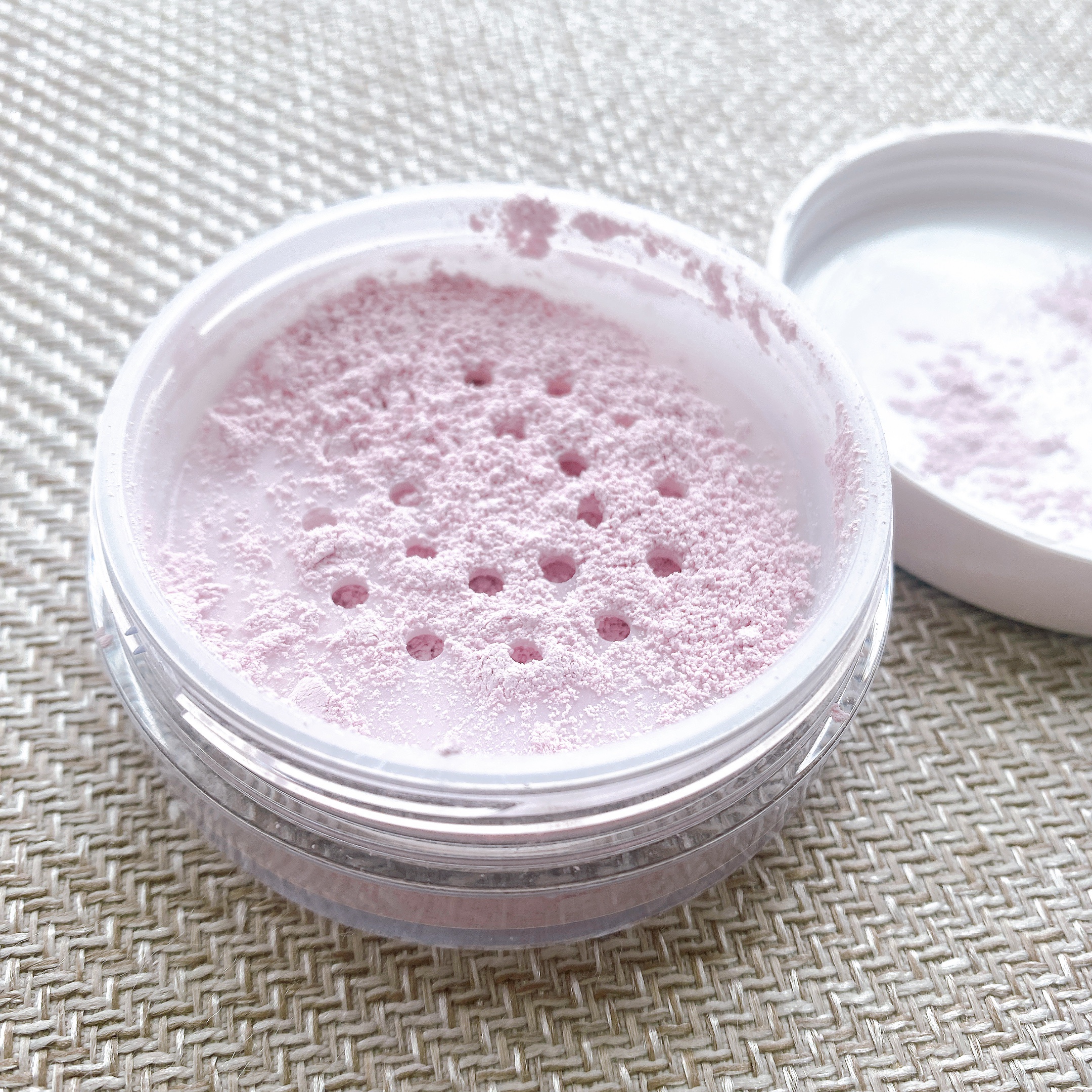 ミネラルUVパウダー ペールラベンダー(松尾たいこ氏限定デザイン)/エトヴォス/ルースパウダーを使ったクチコミ（2枚目）