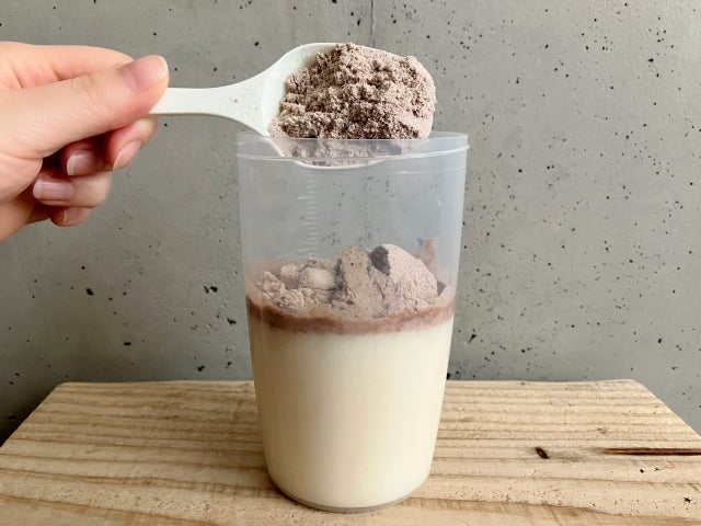 プロテインを入れる様子