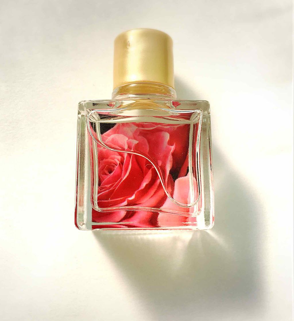 サンタローザのブルガリアローズの香り、香水です🎀

🌷良い点
・ストレートな薔薇のいい匂い🌹✨
・少量で華やかに香る
・持ち運びに便利

🌀評価理由
・量が少ない
・入手困難

✏️コメント
ハウステンボスにある香水の専門店で買った