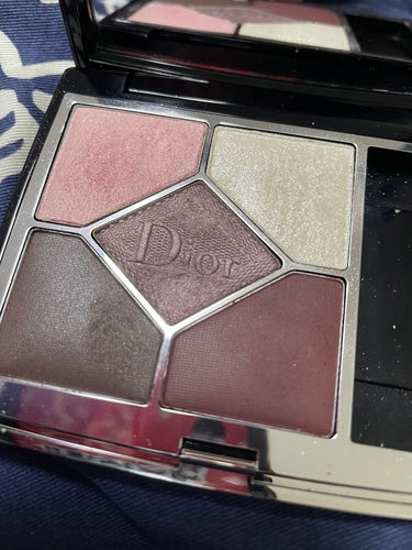 
Dior サンク クルール クチュールを使ったお仕事メイク２日分💄✨



１日目は
749 ROMANTIC VOYAGE🥳
きちんと発色するか不安でしたが、とっても綺麗な色！！
右下のカラーを目尻