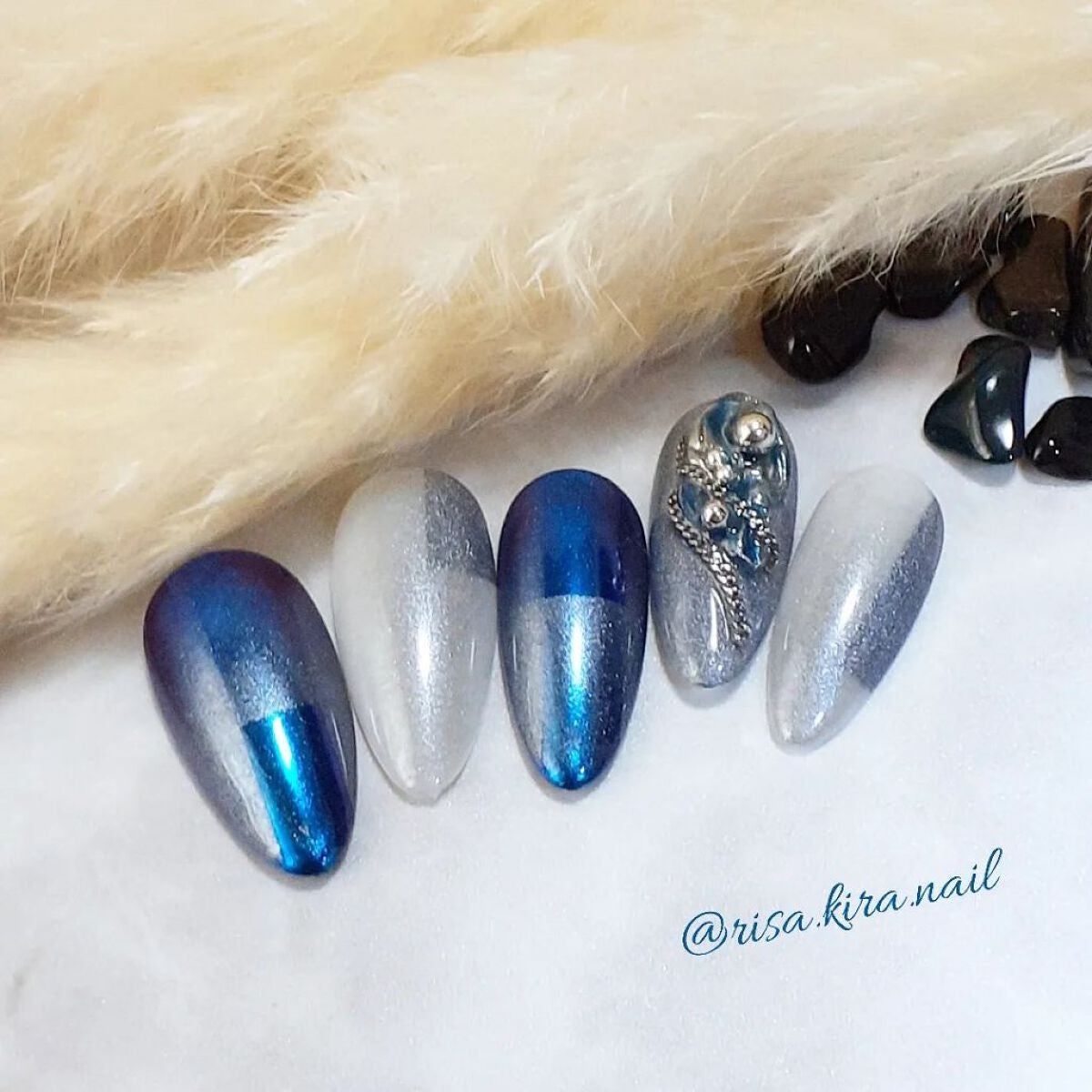 r.kira.nail on LIPS 「🤍🤍🤍ミーカ様の#パールプラススプレー#シルバーグレーを使用し..」(1枚目)