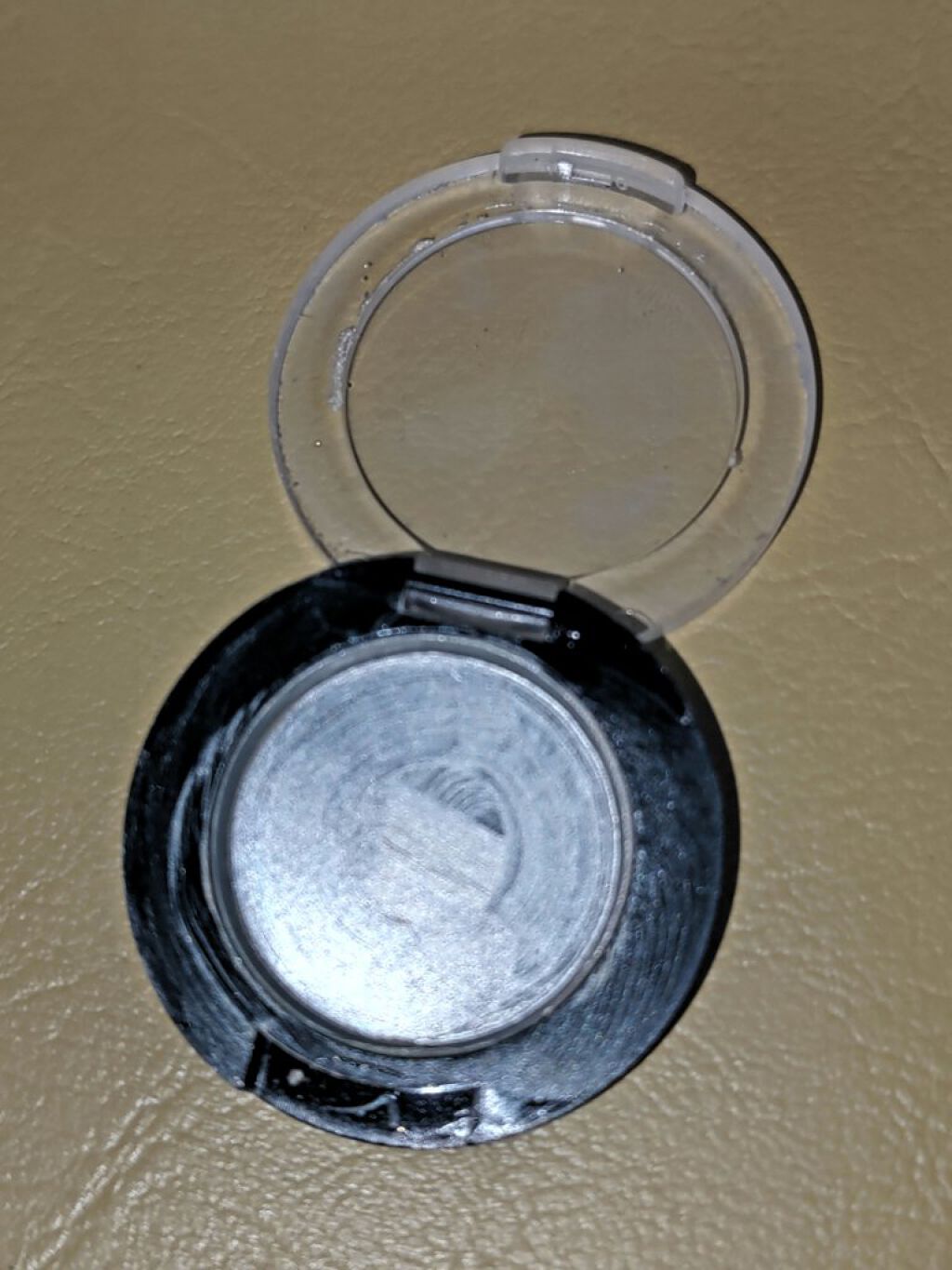 キャンドゥ グロッシーアイシャドウ01ヌードベージュのクチコミ「今回も使い切りの投稿です。
こちらはグロッシーアイシャドウ01ヌードベージュです。

DAIS.....」（1枚目）