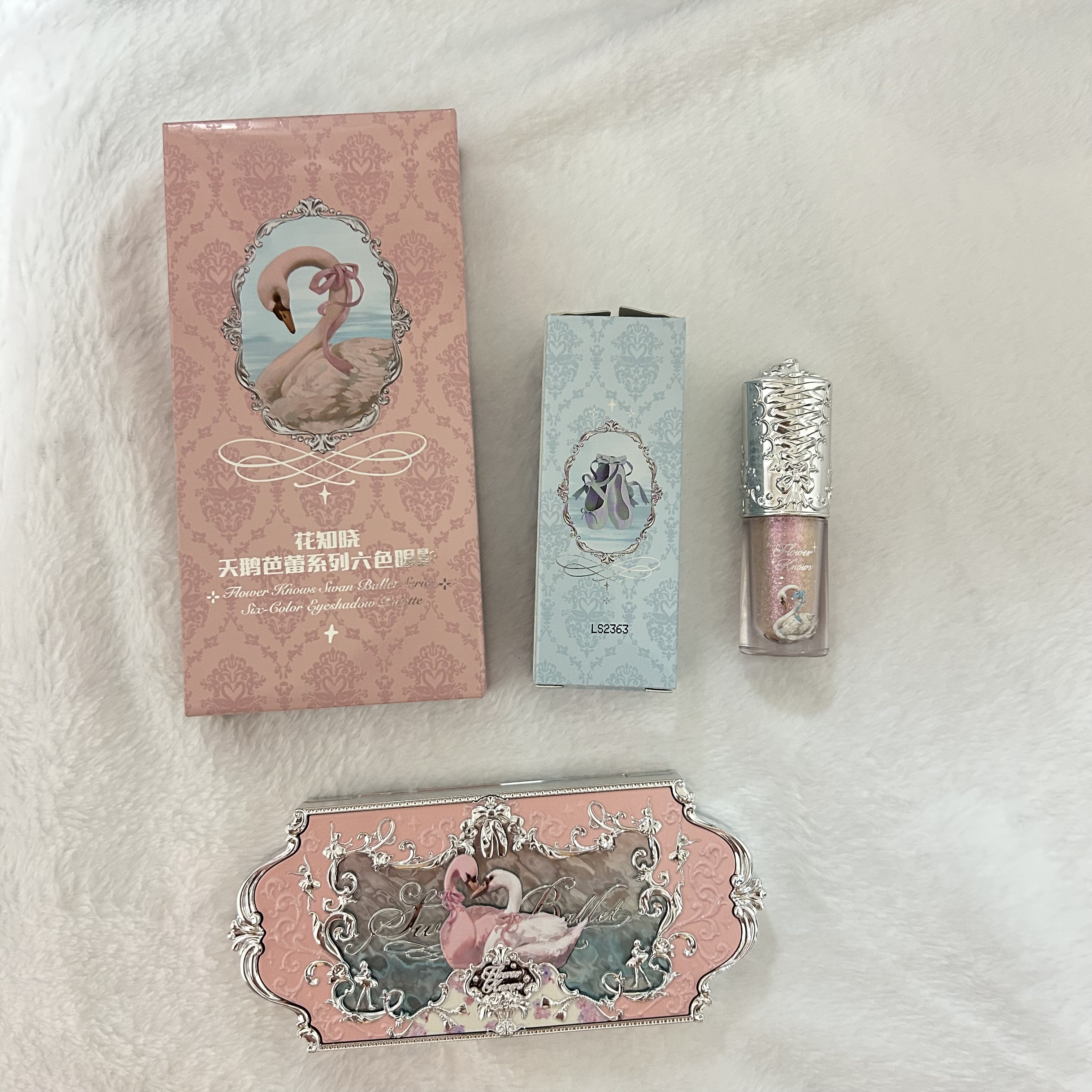 \\スワンバレリーナ🪿🩰//

こんにちは🌞
今回はこの前のQoo10メガ割で購入したFlowerKnowsのフラワーノーズスワンバレエシリーズ をご紹介します！

完全なパケ買い🩰
フラワーノーズスワンバレエシリーズ アイシャドウ