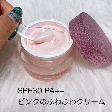 Colorgram 
ロージートーンアップクリーム
SPF 30 PA++
⁡
すっぴんメイクにおすすめの
トーンアップクリーム✨
最近のお気に入りクリーム😍
⁡
日本限定商品なんだよ🎌
⁡
パケがとにかく可愛いから置いとくだけでテンション上がるしすぐ狙いにくる子がいる😓←娘🤪
⁡
ピンクの柔らかいふわふわクリーム🎀
スパチュラ付きで衛生的✨
かなり伸びがいいから少量でOK✨
少量でお肌を綺麗に見せてくれる✨
血色感も残しながらトーンアップ*⁡*メイクアップ効果による
⁡
肌なじみもいいしベタベタしないよ💞
地黒さんは境目までしっかり塗ってね✨
⁡
すっぴんメイクや、ノーファンデ派の人にオススメのクリームだよ😍
⁡
ZOZOTOWNのOLIVEYOUNGから購入出来ちゃうよ😍💗
ぜひチェックしてみてね✨
⁡
@oliveyoung_exclusives_japan♥️
⁡
#カラーグラム#colorgram
#トーンアップクリーム#韓国
#白湯肌#すっぴんメイク#韓国コスメ
#韓国メイク#素肌感#zozotown
#oliveyoung#shuhua#白肌#ファンデフリー
#パケ買い#ナチュラルメイク#化粧下地の画像 その1