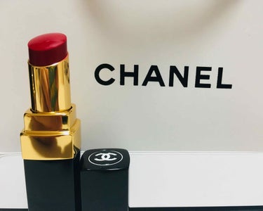 CHANELのROUGE COCO SHINEの144番を購入しました！
上品な赤です。
時間が経つとマットになります。
もちも良いかと👍✨
発色が良すぎるので、濃くなりすぎないように、私は唇にポンポン