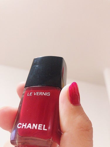 【CHANEL ロング トゥニ08 ピラート】

赤りんご色〜🍎♥♥♥

めちゃ好きな色なのに、塗るセンス無さすぎてどうしたらいい…ネイルサロンって持ち込みOKなのかな？
この色は可愛い。休みの日にしか