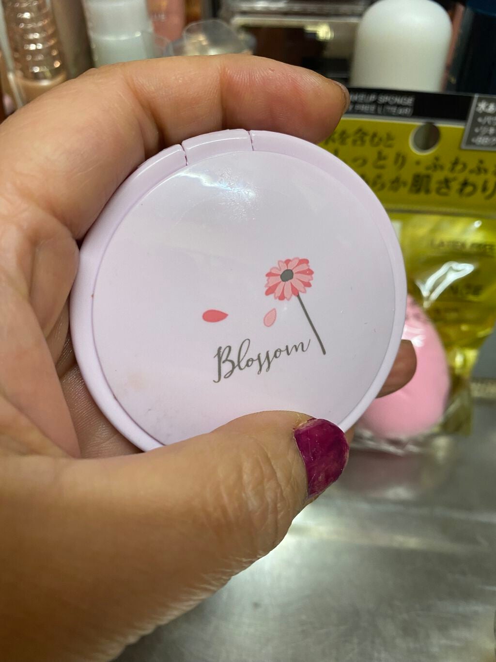 リサ・ラーソン♡クッションファンデマニア on LIPS 「結局持ち出したネイル全て塗ってみた件アハ😃(ˊᗜˋ)#カラフル..」(3枚目)