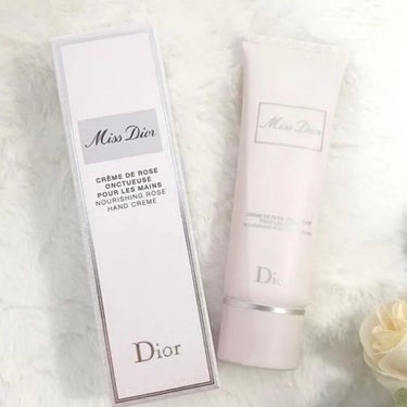 Dior
ミス ディオール ハンド クリーム

ミスディオールのハンドクリーム🥺💞
とってもいい香りでおすすめです❕
保湿力は低めですがさらっとしたテクスチャでベタ付かず使いやすいです◎ #本音レポ  