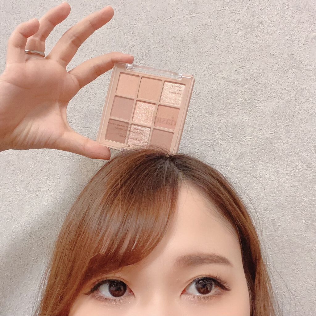 最近1番使ってるアイシャドウです！

dasique　シャドウパレット #05 

毎日使いしたくなるマットなブラウンカラーや休日に使いたいキラキラも入っています！

組み合わせを変えることで何パターンものメイクが楽しめます✨

旅行などで