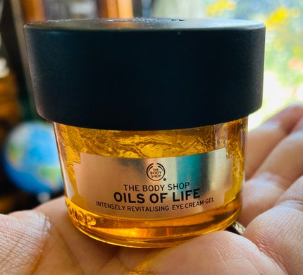 THE BODY SHOP オイルズオブライフ アイクリームジェルのクチコミ「このアイクリームジェルは、ヴィジュアルとテクスチャーが好き🥰
細か〜いキラキラ✨入りのクリーム.....」(1枚目)