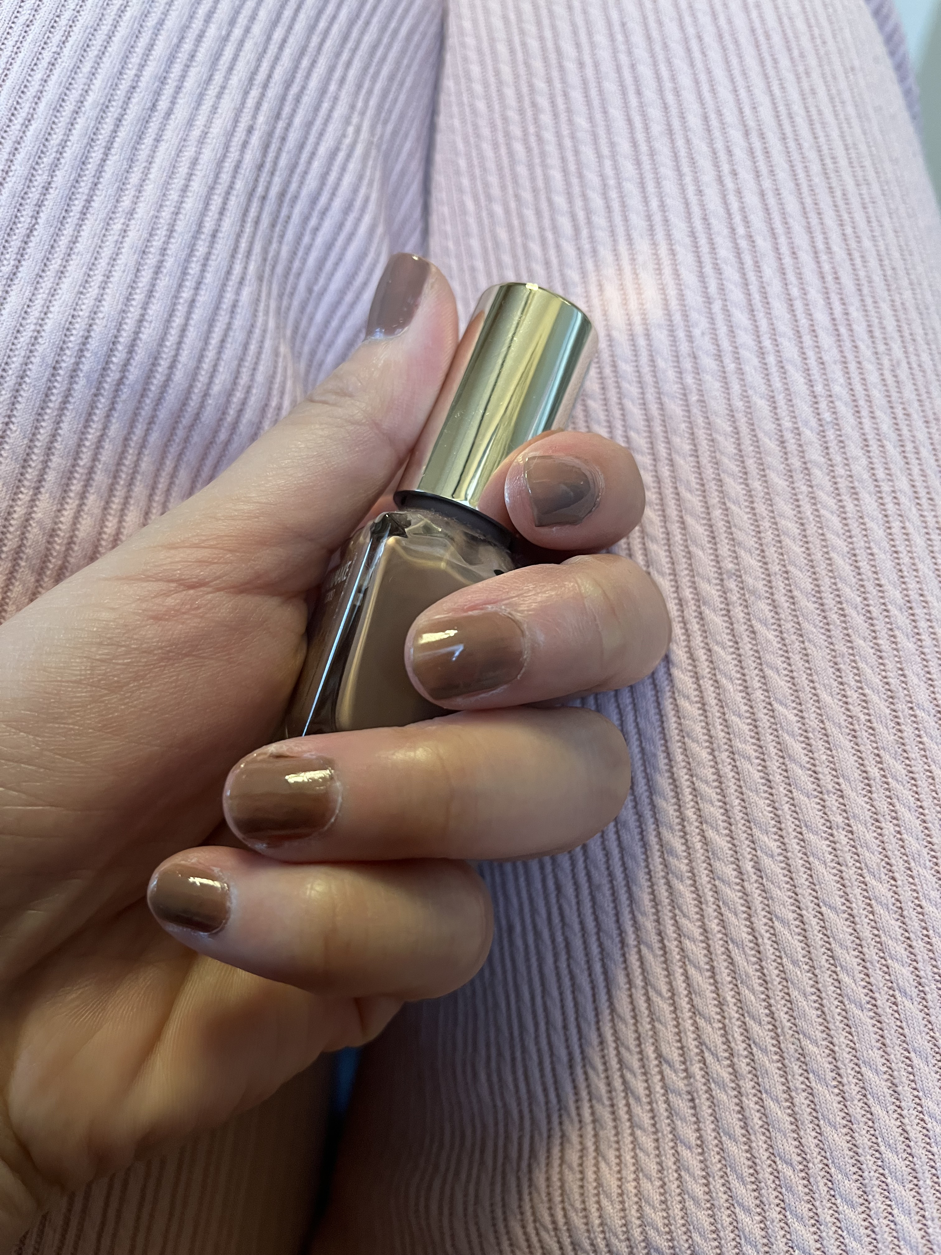  N75スウィートショコラ

これめっちゃ好きなカラー🩷

どんな服装にも合わせられるし仕事にも使える。

リニューアルされるみたいだけど、このカラーはなくならないでずっとあってほしい🥰

#キャンメイク
#スウィートショコラ

#ネイ