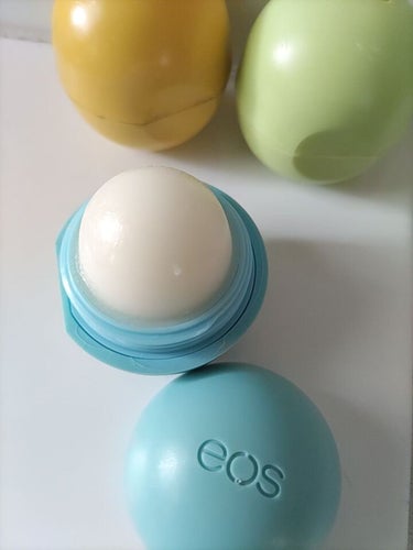 EOS ＥＯＳリップバーム レモンドロップのクチコミ「コロンとしたかわいいリップバーム　ササッと塗る事ができます
持ち運ぶにはかさばるので家で使って.....」（2枚目）