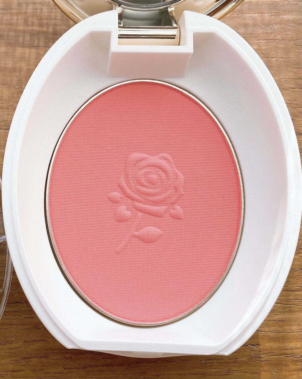 パウダーブラッシュ 18 Desiree（デジレ）/レ・メルヴェイユーズ ラデュレ/パウダーチークを使ったクチコミ（2枚目）