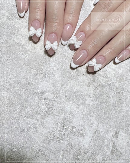mauloa_nail on LIPS 「・白フレンチとリボン🤍いつもありがとうございます😊🎀・ネイルや..」(1枚目)