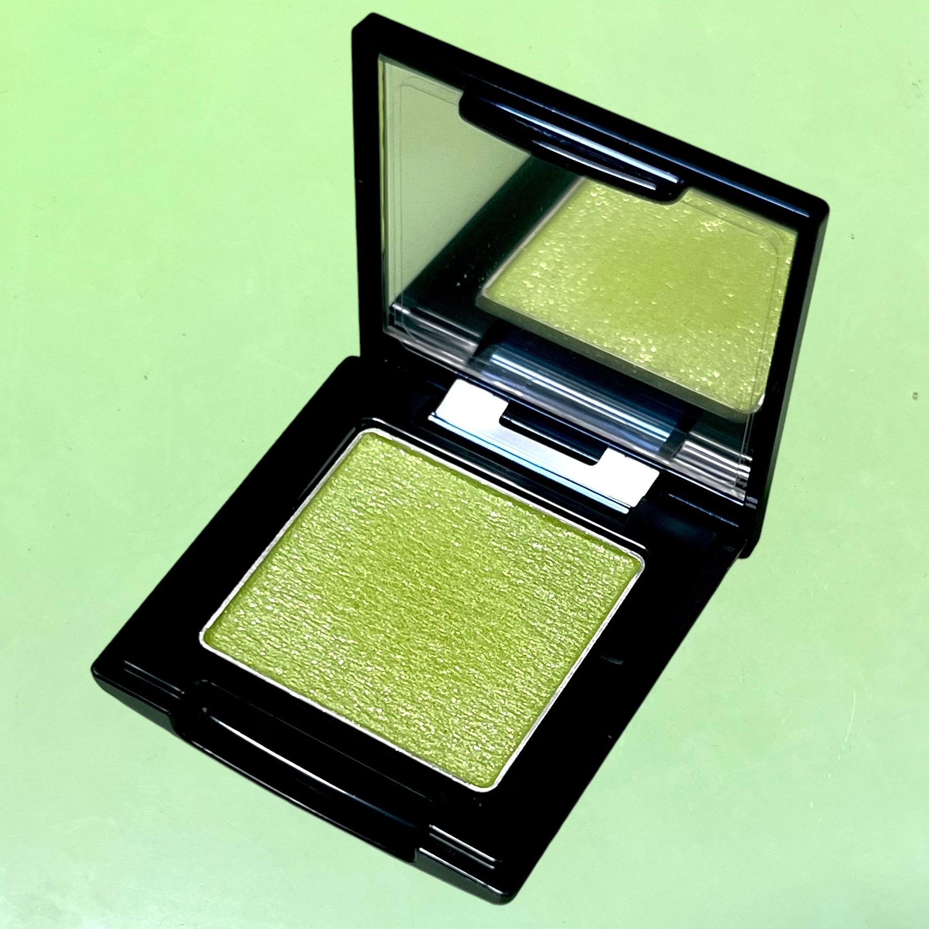 ラズル アイカラー 28 Virtual green/エレガンス ラズル /単色アイシャドウを使ったクチコミ（1枚目）