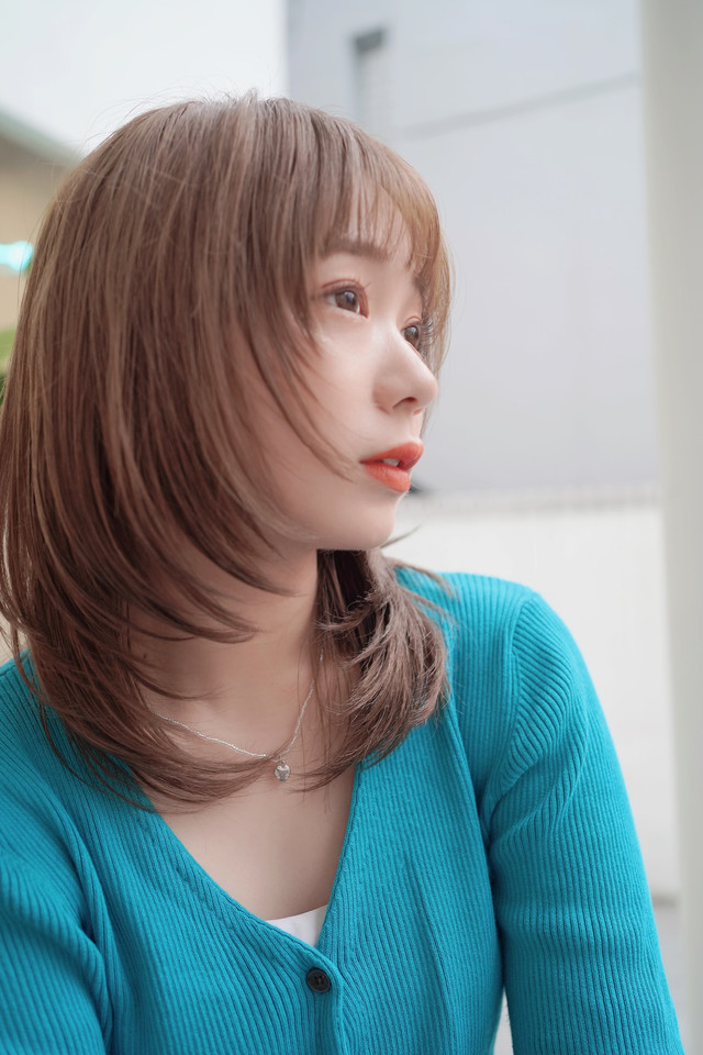 レイヤーカットのミディアムヘア