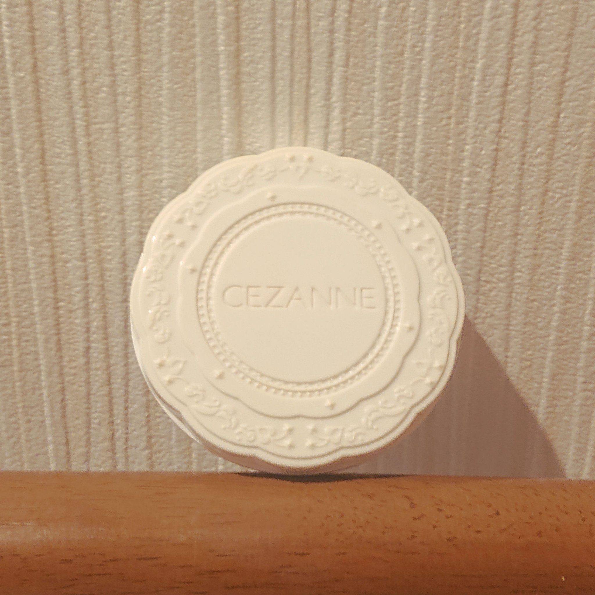 【使った商品】CEZANNEUVシルクカバーパウダー
【崩れにくさ】◎
【カバー力】◎
【ツヤorマット】マット
【良いところ】カバー力があって崩れにくい コスパ◎ 安いだけじゃなく品質がいいところも◎ 
【イマイチなところ】少し圧塗り感が