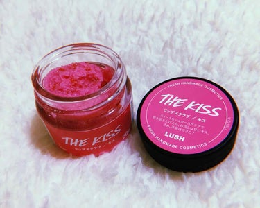 【LUSH】リップスクラブ👄💗
唇に塗って優しくるくるするだけで、
つるっつるの唇になります！

まず見た目がほんとに可愛い😍

2枚目
スクラブ後にメイクしたやつです！
つるつるでリップもすごい塗りや