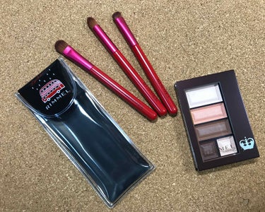 RIMMEL
ショコラスウィートアイズ ソフトマット
02マンゴーショコラ

LOFT限定の
ブラシがセットのものを購入しました！
ブラシは小さめなので
旅行の時に使えそうです！(ケース付き！)

色味