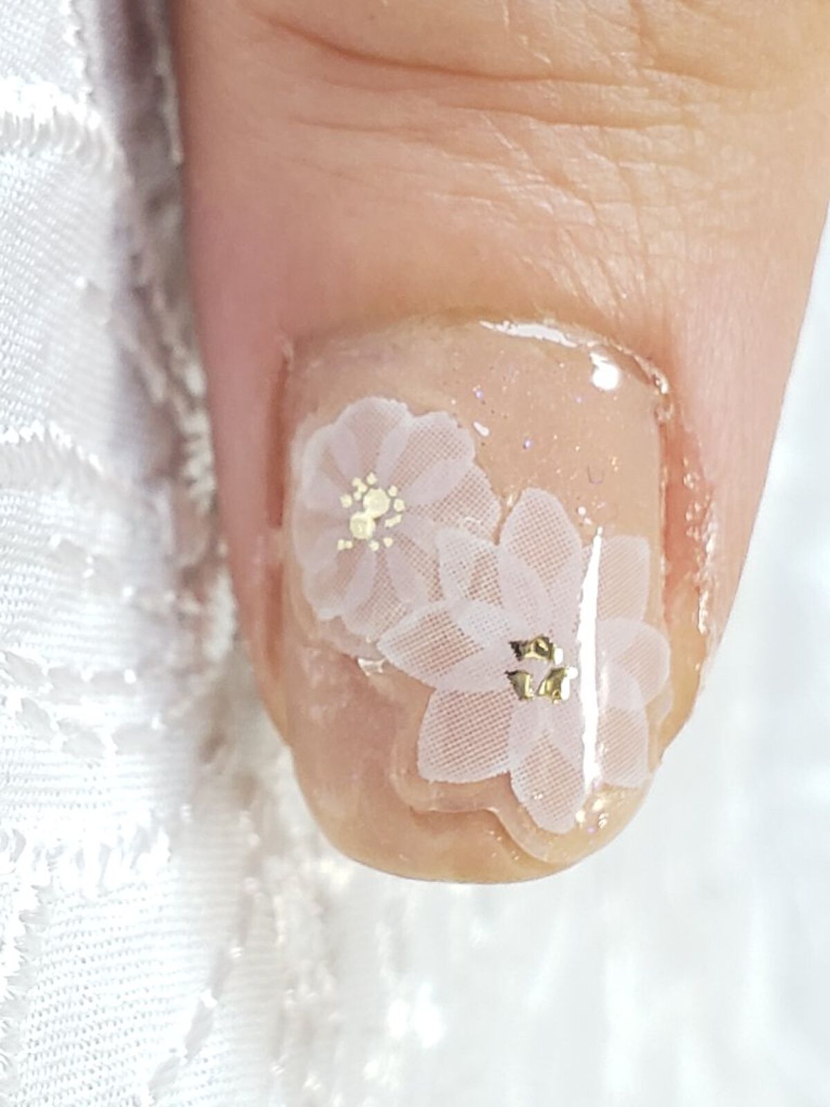 土木系おねいさん on LIPS 「今日のネイル💅ベージュとブラウンをメインに、白い花のシールでナ..」(4枚目)