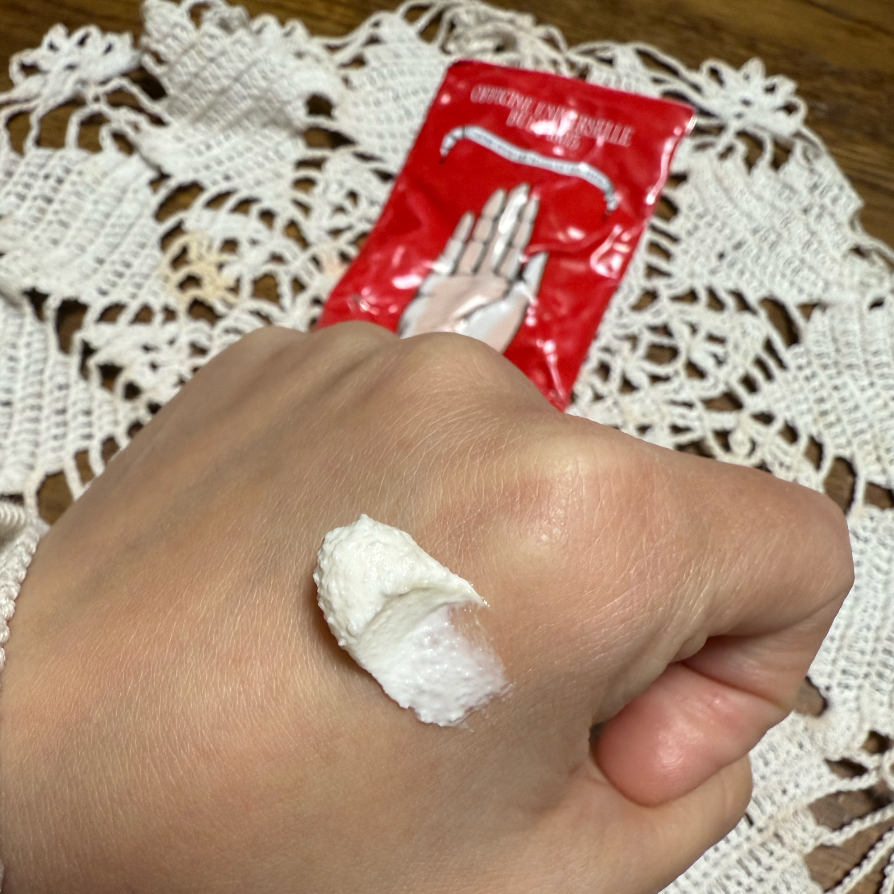 ドゥーブル・ポマード・コンクレット/オフィシーヌ・ユニヴェルセル・ビュリー/ハンドクリームを使ったクチコミ（2枚目）