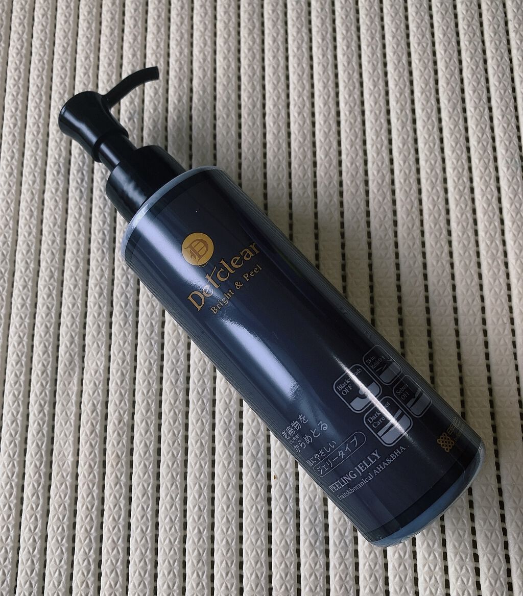 お肌のごわつきが気になってきたので手軽にケアできるアイテムがないかな？と思ってた時に出会ったDETクリアピーリングジェル❤️

炭の粒子でしっかり毛穴汚れを落としてくれてトーンアップ♡

そしてピーリング特有の使用後のつっぱり感が全くなくて