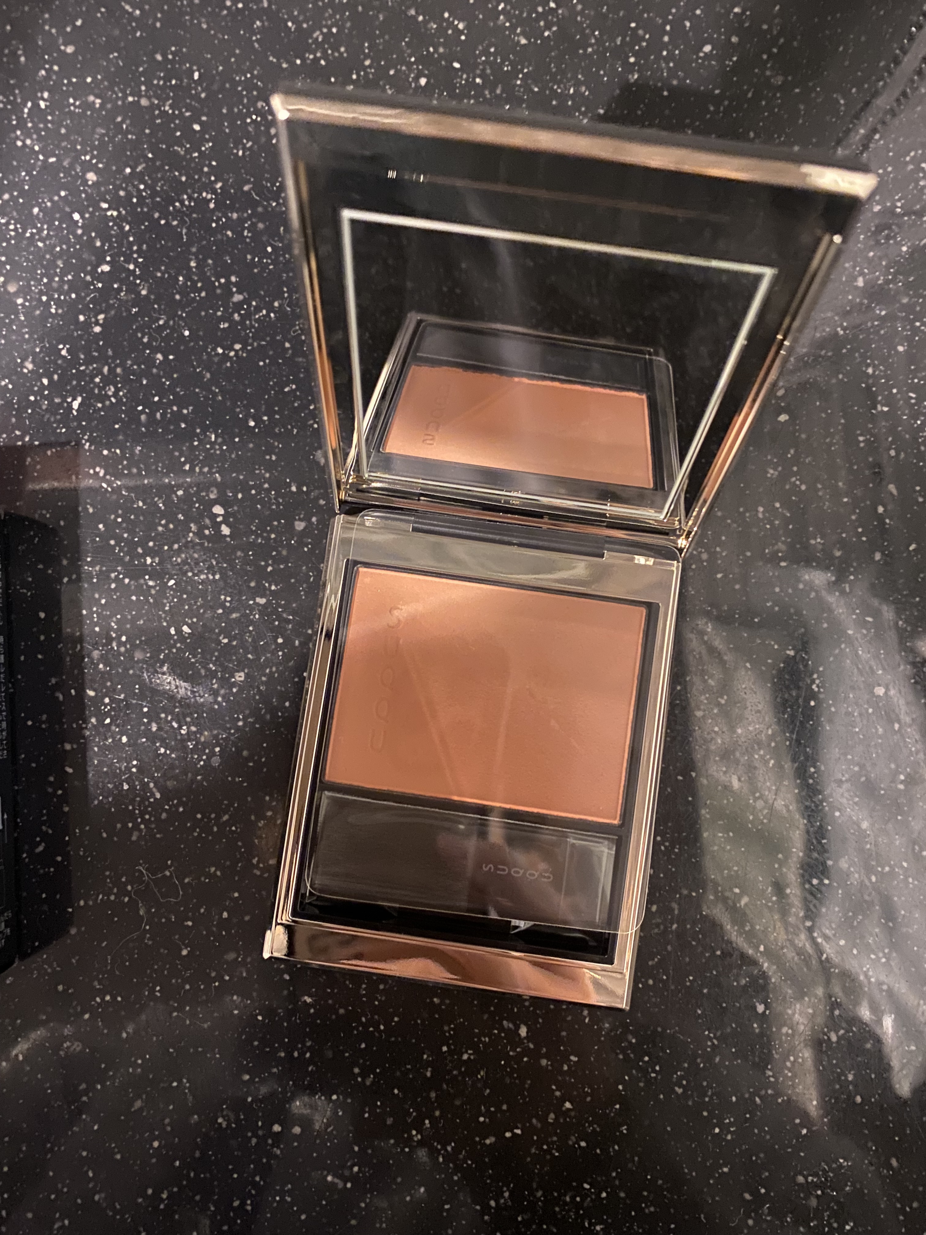 モイスチャー グレイズ リップスティック 104 揺憩 -YURAIKOI（限定色）/SUQQU/口紅を使ったクチコミ（3枚目）