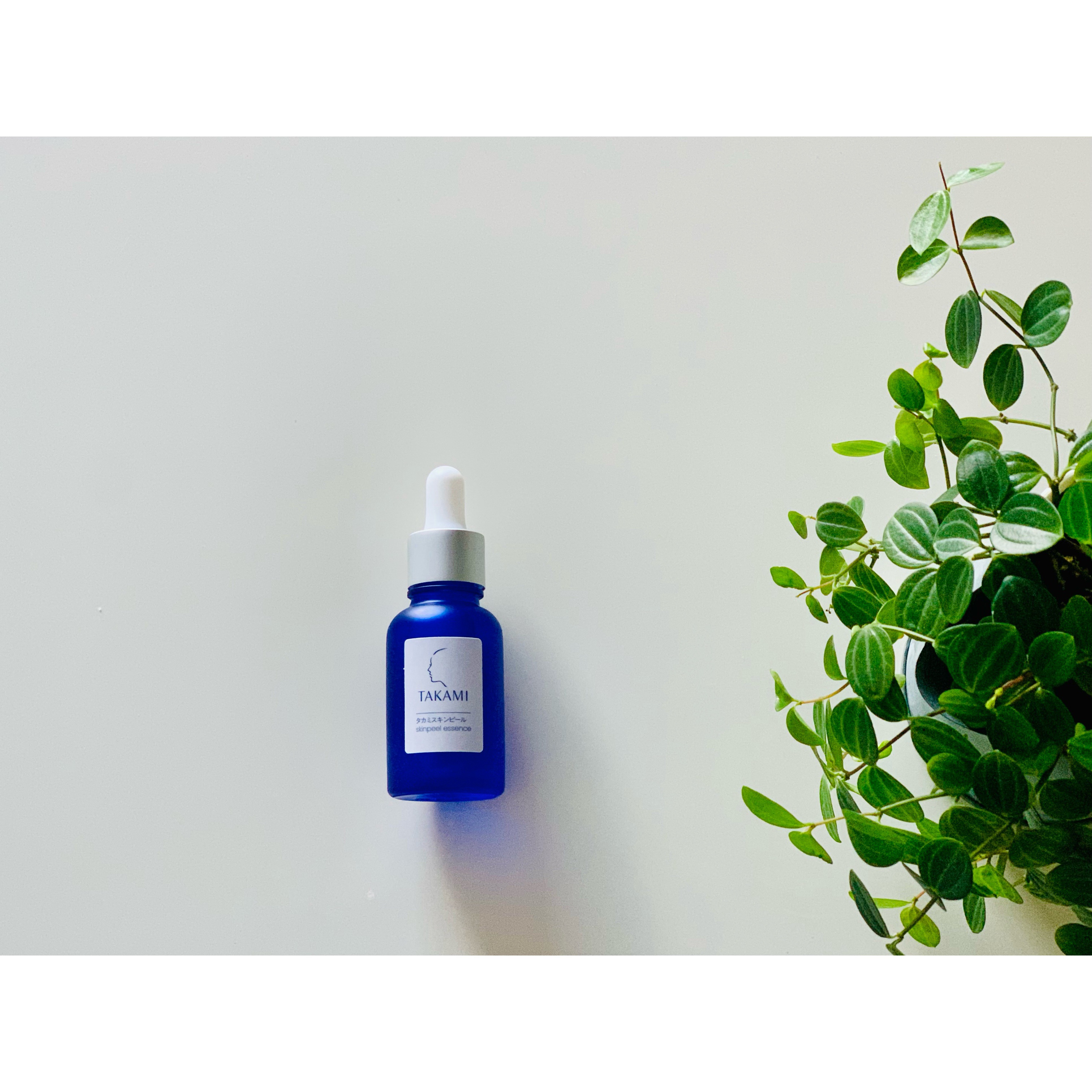 リピート中の角質美容液【タカミスキンピール】
@takami.skinpeel

青いボトルは、SNSや美容雑誌等でもよく目にするアイテムですが、昨年初めて使ってからマストアイテムになっています。
肌は、毎日生まれ変わることによってダメージ