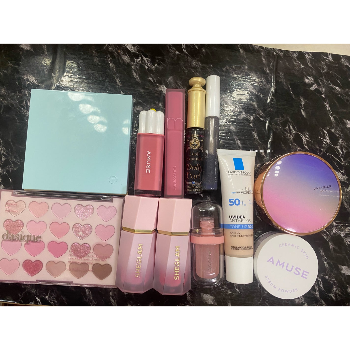 タトゥーちゃん🩵ブルベ夏 on LIPS 「#今日のメイク ハートがかわいいデイジーク新作アイシャドウ🩷🖤..」(3枚目)